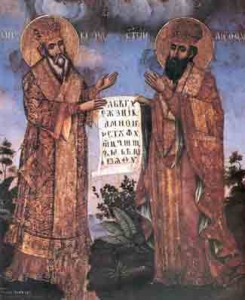 De H.H. Cyrillus en Methodius tonen een document met de let- ters van het Cyrillisch schrift (19de eeuwse Servische ikoon).